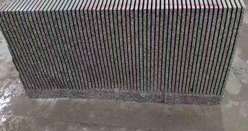 岳阳芝麻白毛板荒料切割